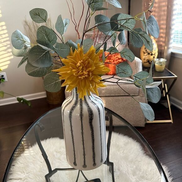 Custom-made Vase Faux Flower Arrangement - Picture 2 of 7
